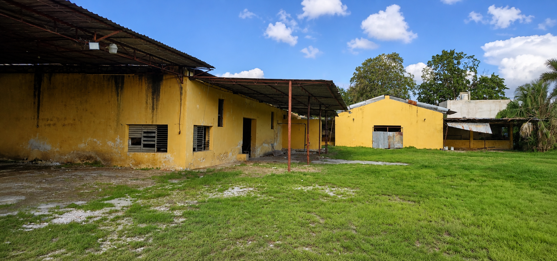Segunda vista actual del predio MACASA, sus construcciones existentes y área verde